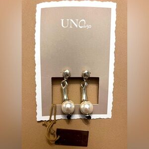 NWT Uno de 50 Drop Pearl Earrings in Silver